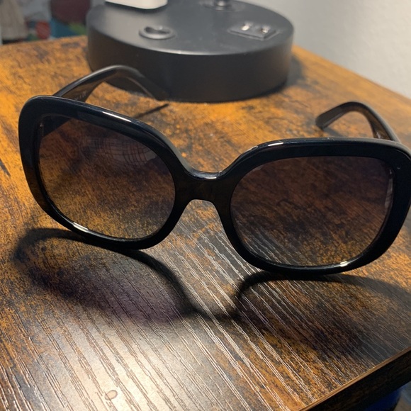 Burberry Sunnies - Picture 2 of 7